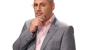 Nu ti l-ai fi inchipuit astfel! Dr. Cristian Andrei e gospodarul perfect! Uite cat de atent alege buretii si detergentul de vase!