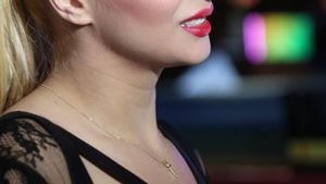 Lorei nu-i prea place sa poarte lenjerie intima. Vezi cum arata artista cu o rochie transparenta si mulata si ce explicatie are