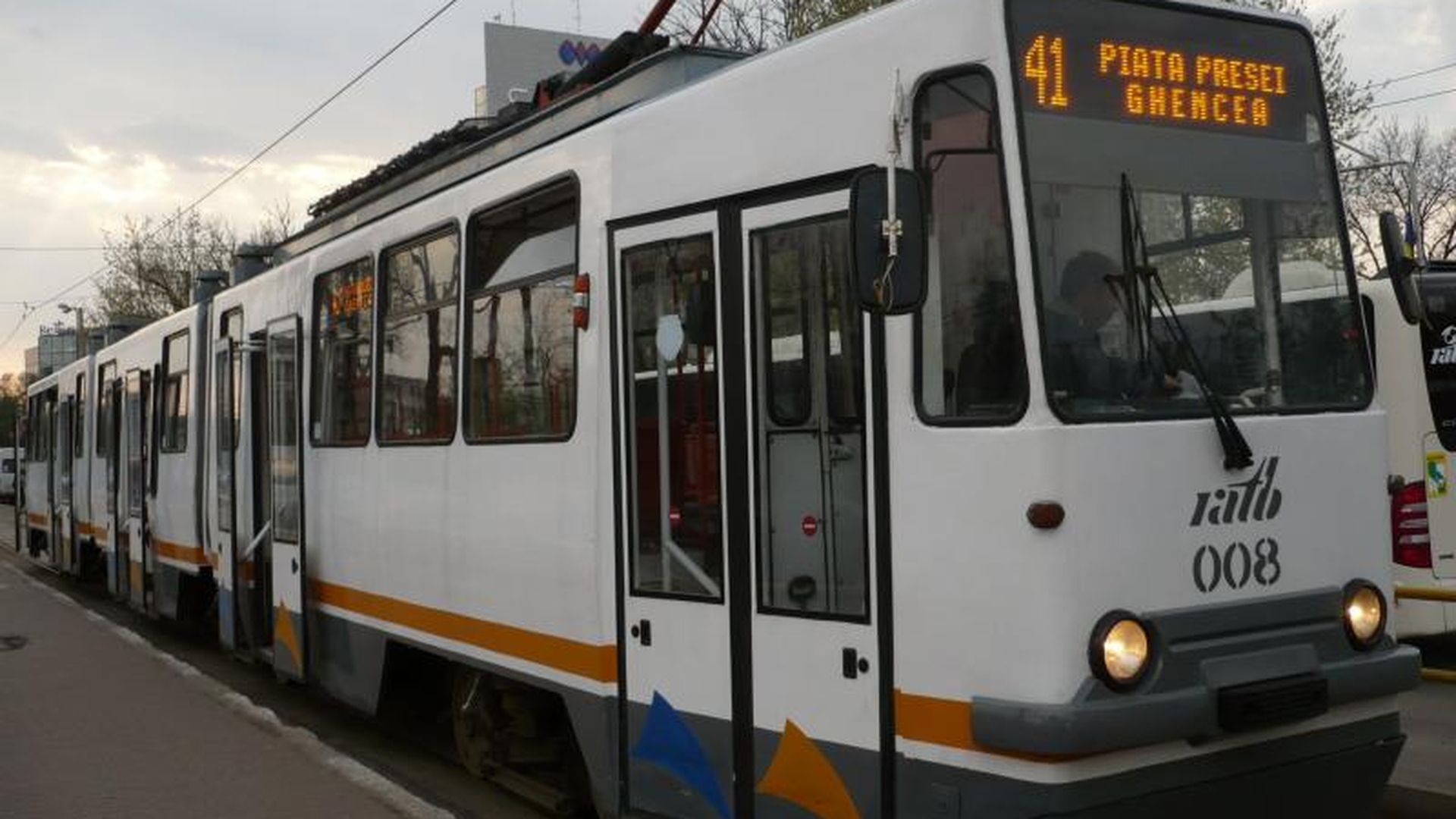 Un bărbat bănuit că agresa sexual femeile în tramvaiul 41 din Capitală a fost reținut de polițiști