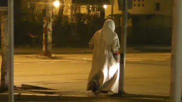 Aparitie fantoma pe strazile din Bucuresti in creierii noptii! Un vestitor terifiant al primaverii la inceput de Martie!