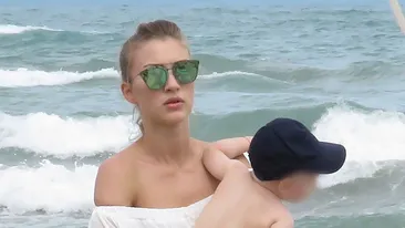 L-au scos la plajă la doar 8 luni. Acestea sunt primele imagini cu fiul fotbalistului! E un blonduţ adorabil…