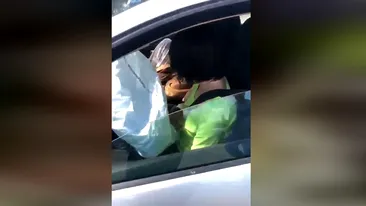 Accident la intrarea în mall, provocat de o tânără drogată la volan! Incredibil cum a reacționat prietena ei după impact: ”Nu sunați nicăieri. Plecăm în trei minute” VIDEO