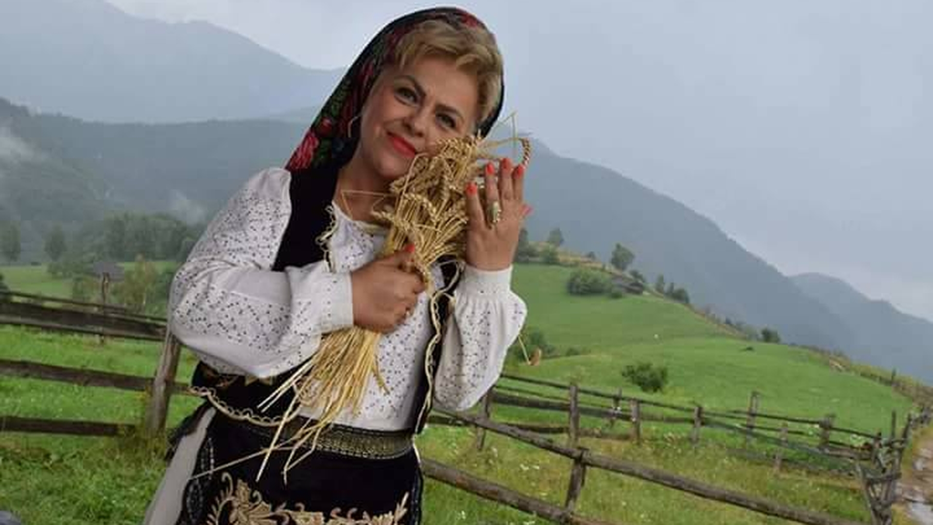 Şampanie fină şi mici la ziua celei mai iubite interprete de folclor. Uite ce cadouri a primit