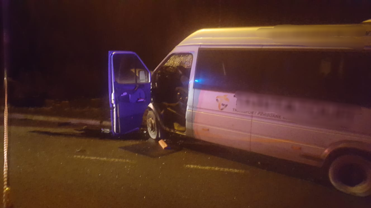 Și-au văzut moartea cu ochii! 8 răniți, după ce microbuzul lor a fost implicat într-un accident în Turnu Măgurele