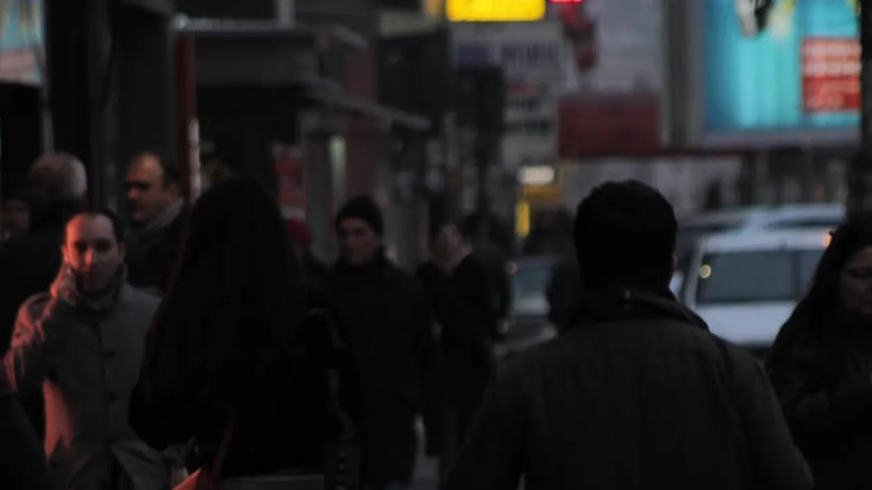 N-ai să crezi, dar e adevărat! Iulia Albu e nimic pe lângă ea! O tânără din Capitală şi-a scos porcul în lesă prin oraş!