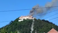 Breaking News! Incendiu la Cetatea Râșnov. Turiștii au fost evacuați de urgență