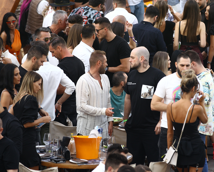 Cristi Pulhac și-a sărbătorit ziua de naștere la NUBA Mamaia, alături de soție și de câțiva prieteni