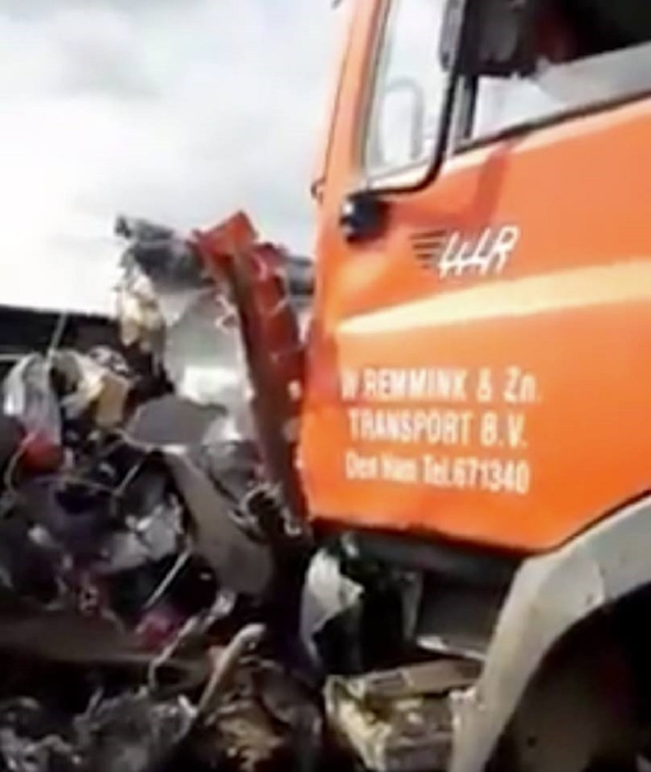 Accidentul violent din Ungaria, filmat live chiar de șoferul microbuzului din România: „Intrăm în tir!”