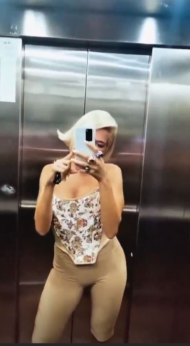 În compania cui a fost fotografiată Lidia Buble azi, la o piscină din București! Martorii au privit-o lung pe cântăreață