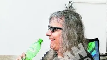 Cristi Minculescu s-a intalnit cu fanii la implinirea a 35 de ani de Iris. A sarbatorit cu cafea si apa plata