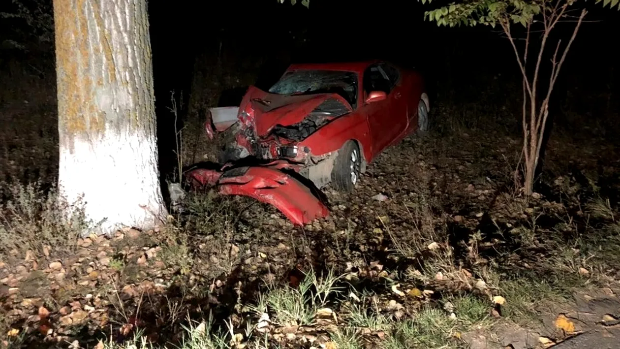 Accident în Constanța! Trei adolescenți au fost răniți grav după ce șoferul a intrat cu mașina într-un copac