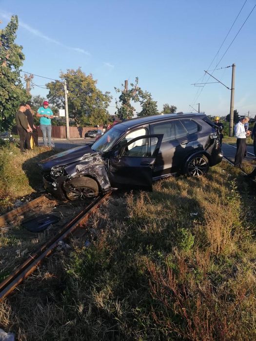 A scăpat ca prin minune după ce mașina lui a fost lovită de tren