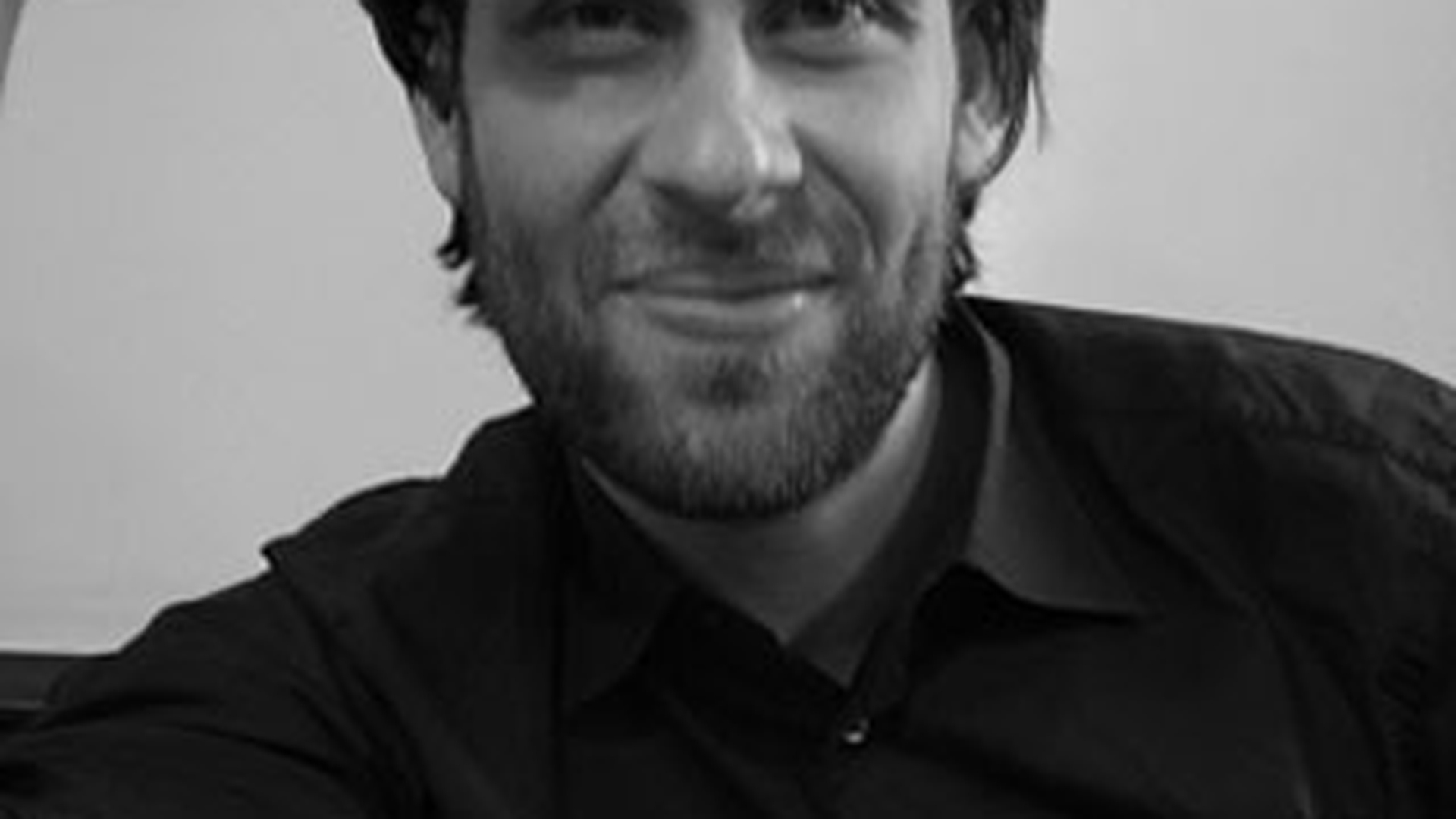 Johannes Malfatti, urmasul Cantacuzinilor, a interpretat maneaua din filmul romanesc "Tatal fantoma"!