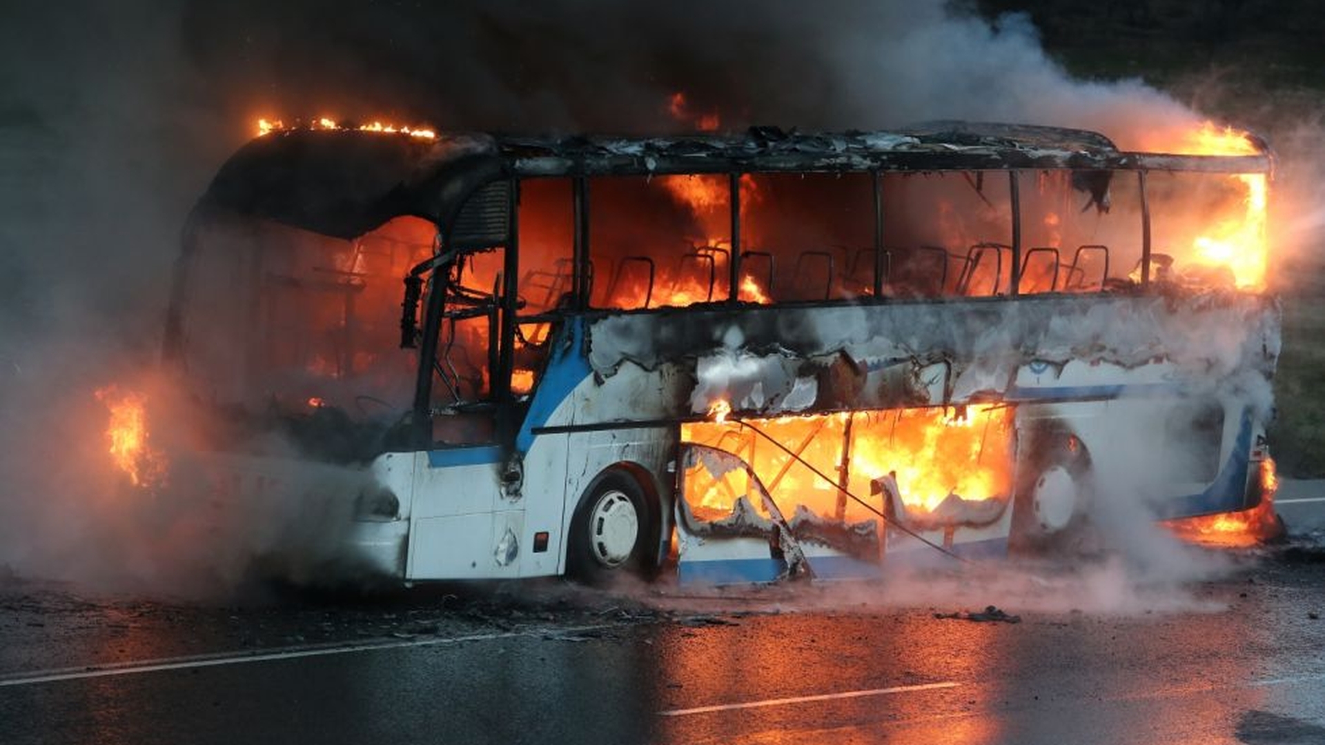 Un autocar cu 30 de persoane la bord a luat foc în județul Neamț