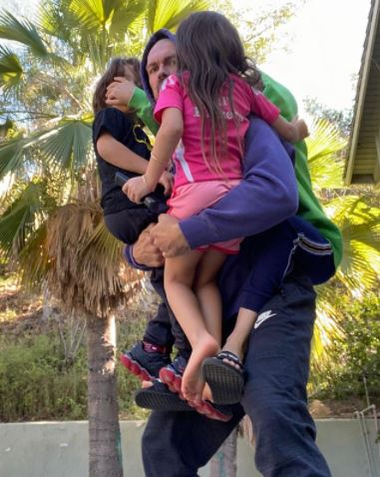 Sarah Shahi și Steve Howey au semnat actele de divorț, iar custodia celor 3 copii este comună. S-a aflat și cum și-au împărțit averea