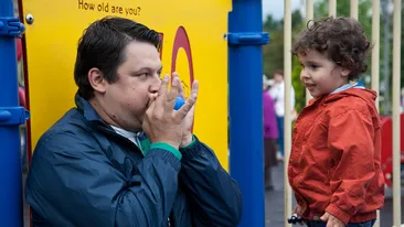 Bobonete: Moş Nicolae a fost la mall si a luat masinuta cu toberoane 'caie se idica sus la puvela de gunioi ci ale lotile male'