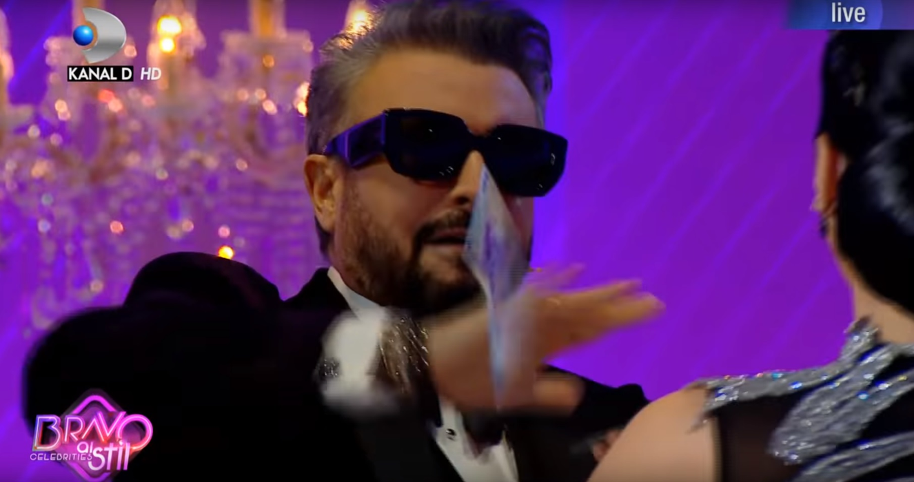 Premieră la Bravo, ai stil! Cătălin Botezatu a aruncat cu bani pe Andreea Tonciu în timp ce aceasta dansa pe ritmuri de muzică arăbească