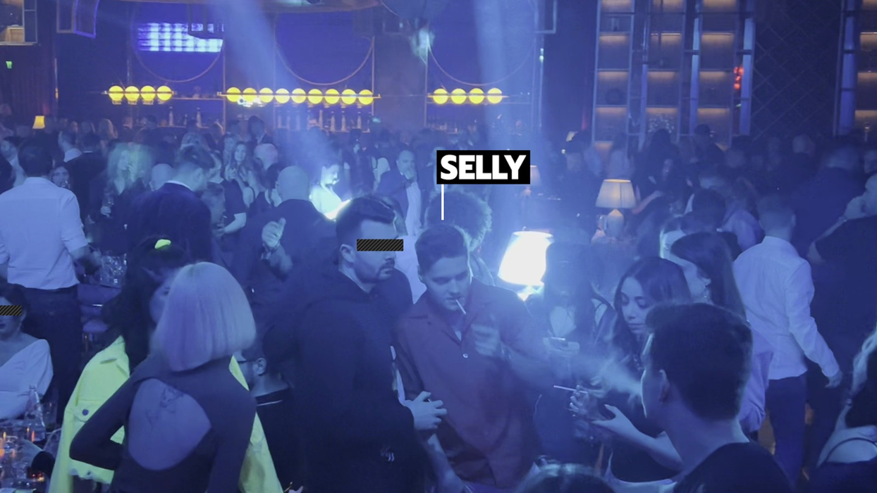 Selly trage cu sete din țigară (Foto: CANCAN.RO)