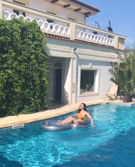 Cristina Șișcanu, criticată după ce a apărut în costume de baie sexy pe litoral. “Mai multă tonifiere nu ar strica”
