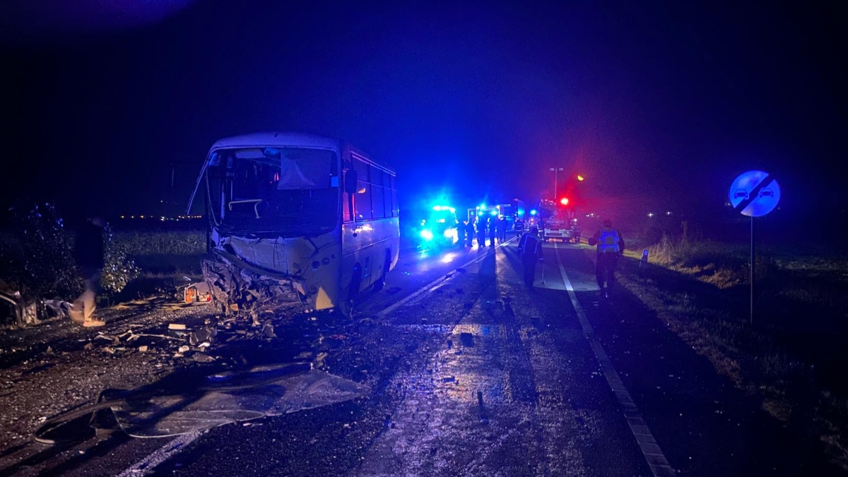 Plan Roșu, activat la Hunedoara! Un puști de 17 ani s-a urcat la volan și a făcut prăpăd pe șosea: doi morți și 20 de răniți