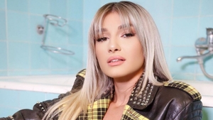 Alina Eremia, cu bustul acoperit de un disc pe internet „Copilul meu”