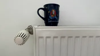 De ce trebuie să pui o cană cu apă pe calorifer iarna. Trucul la care apelează mulți oameni