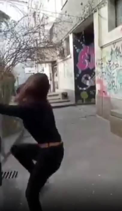 Fetele s-au încăierat pe stradă