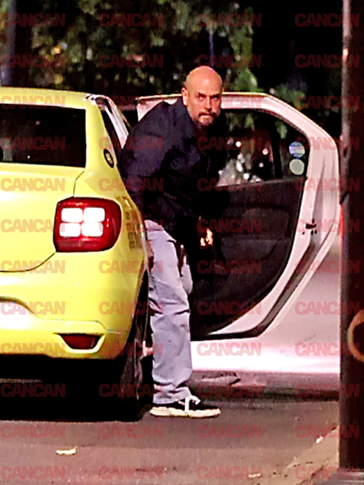 BRomania coboară din taxi destul de greu, probabil a dansat