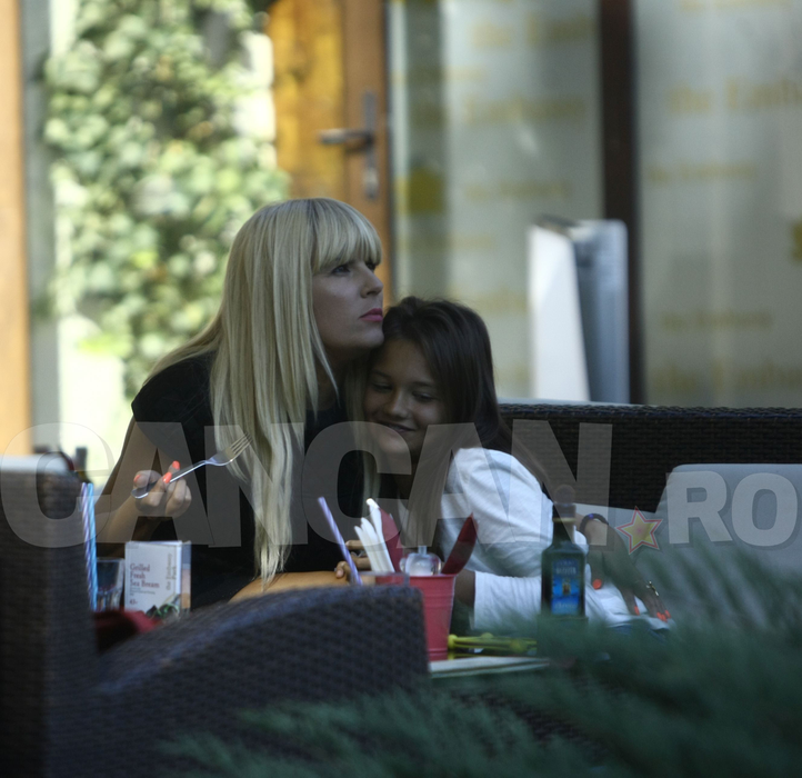 IMAGINI EXCLUSIVE La 42 de ani işi ”antrenează” instinctele de mamă. Elena Udrea işi doreşte un copil şi…”lucrează” pentru asta