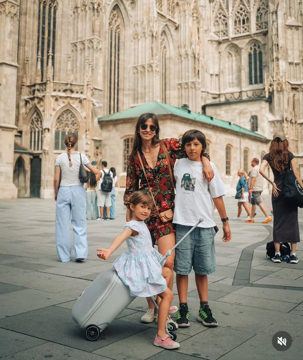 Dana Rogoz alături de familia sa/ sursă foto: Instagram