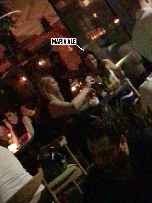 Maria Ale a fost alături de o prietenă în NUBA Cafe