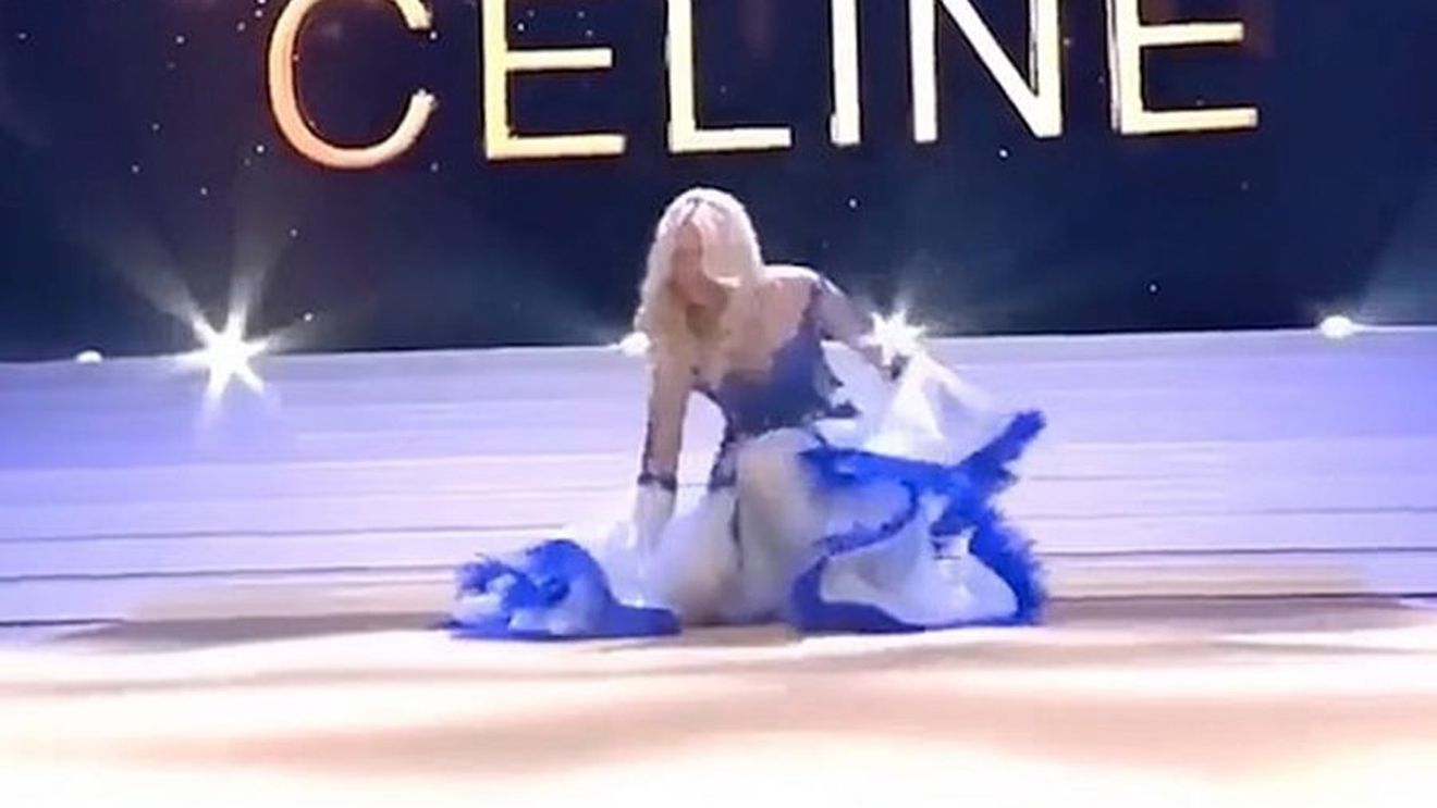 Ce jenant! Celine Van Ouytsel, Miss Belgia 2020, a căzut pe scenă și a rămas fără sutien. FOTO