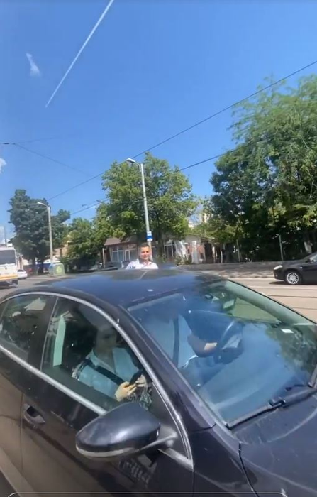 Gesturile făcute de Fulgy față de un echipaj de poliție care a tras pe dreapta un șofer din Constanța |  FOTO