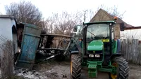 Copil de 4 ani, în stare gravă, după ce remorca unui tractor s-a răsturnat peste el