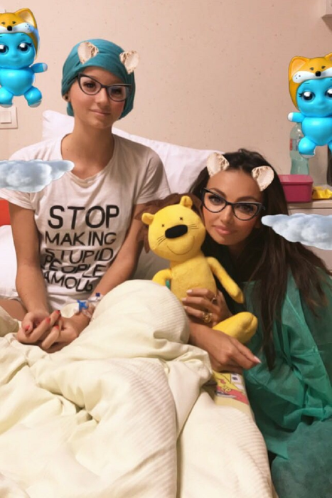 Ana, adolescenta care suferă de cancer osos şi trebuie operată urgent, alături de Mădălina Ghenea. Părinţii tinerei mai au nevoie de 80.000 de euro ca să o ducă la o clinică din Viena.