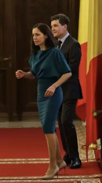Iubita lui Nicușor Dan a atras toate privirile la dezbaterea de la TVR! Cât a costat rochia purtată de Mirabela