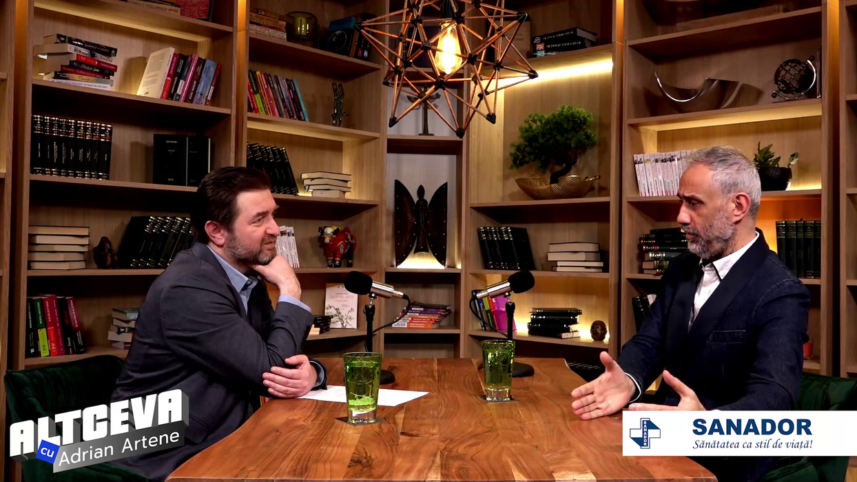Regizorul Toma Enache este invitatul săptămânii în podcastul "ALTCEVA cu Adrian Artene", difuzat pe canalul de YouTube dedicat (Foto: captură video)