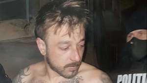 Scene şocante în Suceava! Şi-a folosit soţia şi copilul minor drept scut în faţa poliţiştilor pe care i-a înjurat şi ameninţat cu moartea!