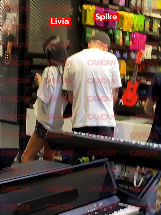 Spike și fosta soție a lui Cătălin Bordea s-au tachinat pe tot parcursul vizitei din magazinul de instrumente muzicale (Foto: CANCAN.RO)