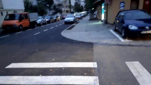 Trecerile de pietoni din Focșani au devenit virale pe Facebook. Marcajele rutiere au fost realizate greșit