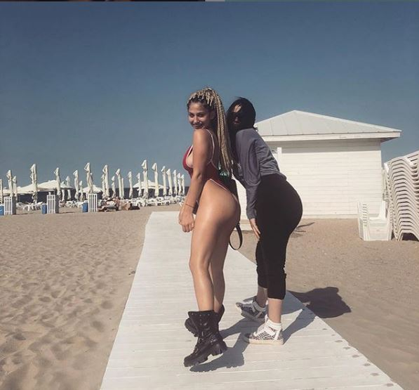 Ioana și o prietenă, pe plaja din exclusivista stațiune Mamaia