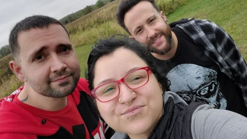 Incredibil! Are doi soți și e mamă a 3 copii. Cine este femeia cu o familie atipică