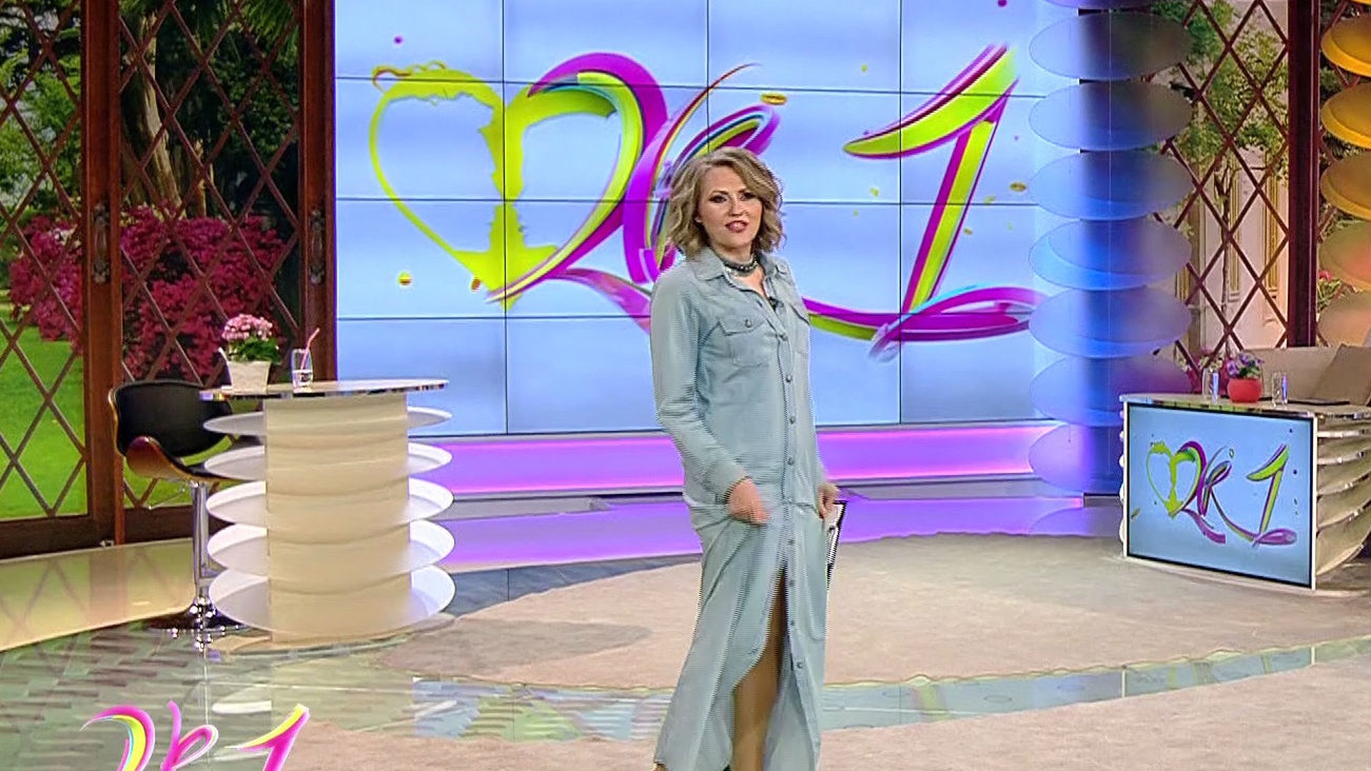 Mirela Boureanu Vaida, sexy prezentatoarea cu o rochie tăiată până sus. ”Ziceţi măi, să mă dezgolesc aşa..”