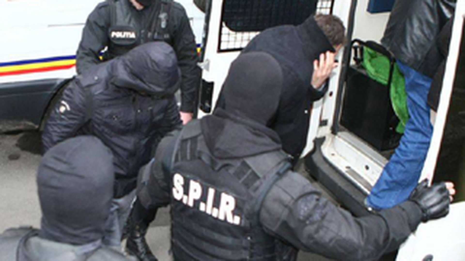 Zece persoane suspectate de trafic de minori au fost arestate in Calarasi!