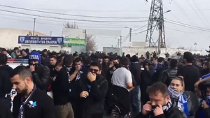Violențe la Craiova, la meciul CSU II - FCU. Jandarmii au dat cu gaze lacrimogene. Nouă dintre ei au ajuns la spital, răniți de pietre