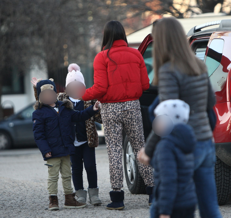 EBA și doi dintre copiii ei se pregătesc să intre în Duster