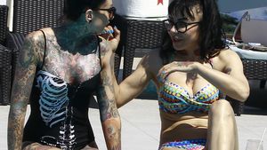VIDEO EXCLUSIV! Şi-a acoperit 95% din corp cu desene! Cea mai tatuată femeie din Europa s-a ”pisicit” cu DJ Wanda în… piscina lui Hagi!
