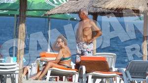 Cum se distreaza socrii Elenei Basescu, la plaja: el la table, ea la o… barfa mica! Vezi ce prieteni celebri au parintii lui Syda