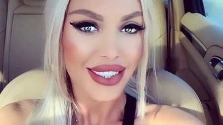 Loredana Chivu s-a făcut de râs după ce și-a pozat fundul! Ce s-a văzut lângă ea i-a șocat pe toți