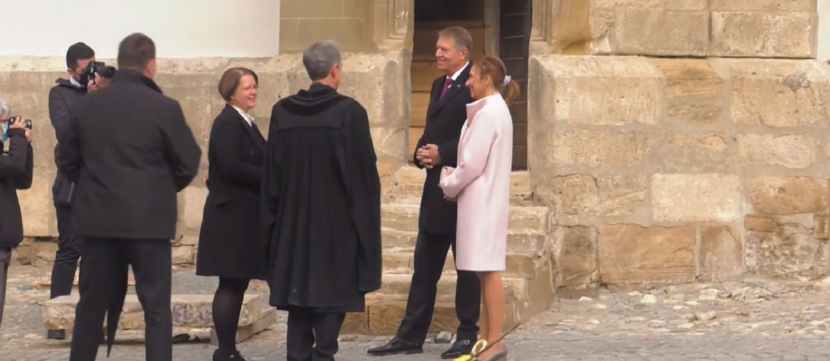Carmen Iohannis a făcut furori! Cum s-a îmbrăcat Prima Doamnă la slujba de inaugurare a Catedralei Evanghelice din Sibiu